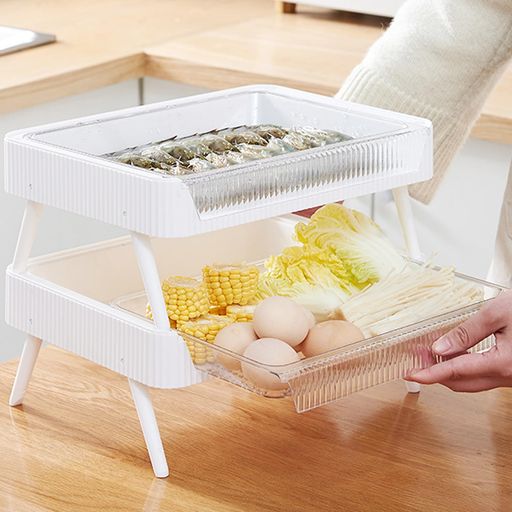 食材収納 【2個セットでさらに便利】本商品は使いやすいサイズのトレイが2個セットになっており、調理時の食材の仕分け・保存・整理が一層効率的になります。単独でも、縦に積み重ねても使用できるため、キッチンやテーブルのスペースを無駄なく活用できます。 【水切り穴付き・そのまま洗える】各トレイには底面に水切り穴が施されており、洗った野菜や貝類などをそのまま置いて水切り可能。シンクでの下処理にも便利で、調理前の作業効率がアップします。水が溜まりにくく、清潔さも保ちやすい構造です。 【引き出し式で中身が見やすい】透明な引き出しデザインで、収納した食材や小物が一目で分かります。取り出しもスムーズで、調理中でもストレスフリー。トレイの前面には持ちやすい溝があり、軽い力で引き出せます。 【積み重ねて省スペース】別売の脚やフレームと組み合わせて積み重ねれば、縦の空間を活かしてさらに整理整頓。限られたキッチンカウンターやダイニングスペースにもフィットします。収納力アップ&amp;スッキリ見せが叶います。