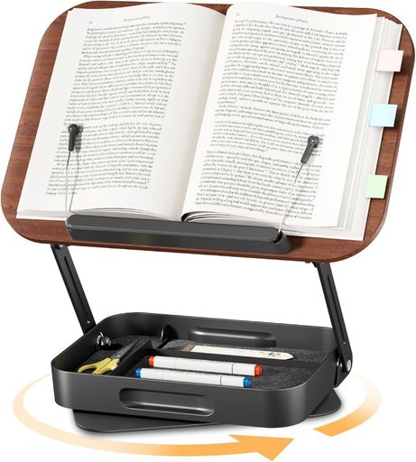 【15インチの木製読書台 – 安定感と高耐久性】ブックスタンドのボード部分には高品質なMDF材を使用し、耐久性のあるアイロン素材と組み合わせた設計。サイズは34x24cmで、最大耐荷重3kg。 【360°調整可能なベース】ベースは360°回転可能で、高さと角度を自由に調節でき、理想的な読書視角を提供します。スプリング式クリップ設計で両手が自由になり、快適な読書姿勢を保つことが可能。長時間の読書もより楽ちんに楽しめます。 【収納ボックス付きの新感覚ブックスタンド】ベース部分に22.6x16.8x2.5cmの収納ボックスを搭載し、スマホ、ペン、付箋、メガネなどの小物をすっきり収納。必要なものがすぐ手に取れるので、作業スペースを整然と保てます。 【2段階調整可能なページクリップ】厚めの本にも対応できるよう、ページクリップをアップグレードしました。クリップの根元を持って前方に引き出すと、挟める厚さが2.5cmから約4cmまで拡張されます。 【多機能設計】 組み立て不要で開封後すぐ使用可能。レシピ本やタブレット、大半の13インチノートPCをしっかりホールド。