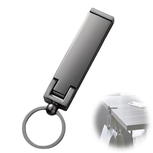 【多機能設計】 本商品は「テーブルにバッグを掛けるハンガー」と「スマホスタンド」の 2 つの機能を一体化。カフェやオフィスでバッグを床に置かずに衛生的に保管でき、同時にスマホを 70° の安定角度で立てて動画視聴や Zoom 会議に活用可能。1 つで 2 役の便利さで、荷物を減らしたいビジネスマンに最適です。 【高強度亜鉛合金製で耐久性抜群】 本体は高品質な亜鉛合金を採用し、頑丈で錆びにくく長期間の使用に耐えます。最大耐荷重 18kg を実現し、ビジネスバッグや PC バッグなど重い荷物もしっかり支えられます。PVC 製の滑り止めパッドとギザギザ加工で、テーブルとの摩擦力を高め、バッグの滑落を完全防止します。 【超軽量・超薄型設計で携帯性抜群】 わずか 69g の超軽量、厚さ 8mm の超薄型デザインで、ポケットやバッグに入れても邪魔になりません。キーリングが標準装備されているため、鍵と一緒に持ち運べば紛失の心配がなく、いつでもどこでもサッと取り出して使えます。 【折りたたみ式で簡単操作】 使い方は超簡単!1スタンドを広げる 2金属バーを伸ばす 3テーブルに掛ける たった 3 ステップで完了。