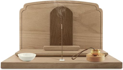 【モダン仏壇特徴】仏壇のサイズは45cm(長さ)X 25cm(幅)です。人々の礼拝や祈りの活動を容易にするために、家庭や宗教的な場所の適切な場所に置くのに適しています。なお、このお仏壇は主材として天然木桐を使用しており、軽くて質感が良い。耐食性と耐久性に優れているだけでなく、自然な温かみがあり、平和で調和のとれた雰囲気を作り出すことができます。 【組み立て簡単な祭壇】操作しやすいにマグネットが埋め込まれて固定し便利です。簡単に置くだけで組み立て完了、ほっこりと優しい気持ちになれます。置き場所の幅を取らないオープン型、ちょっととしたスペースで設置もできます。 【多用途 メモリアル】真ん中にはそれぞれ宗派の仏像やお写真、ミニ骨壷などを、左右のスペースにお香立て、香炉、花瓶など仏具のセットを並べてご使用ください。小物や飾りなども並べていただけます。 【癒される天然木桐素材】原材料:天然木桐:桐は古くから良質の木材として重宝されており、また、伝統的に神聖な木とみなされます。日本では最も軽い(密度が低い)木で、断熱性及び調湿性(防湿効果)に優れ、同時に収縮・膨潤率が低く、火に強く木材としての狂いが小さいことも特徴です。