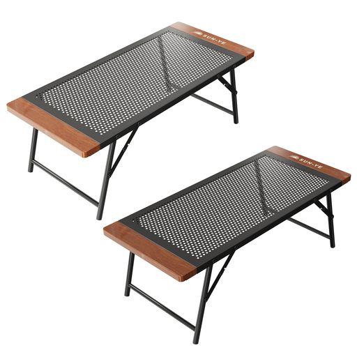 【仕様・寸法】材質:炭素鋼 (粉体塗装)、質量:4.7 KG、耐荷重:約20 KG、テーブル(1面)サイズ:約68.5x30x25.5 CM、収納時サイズ(約):68.5x30x2.5 CM 【耐久性/安定性】高強度炭素鋼一体成型天板を採用し、シンプルで頑丈な設計。最大耐荷重20kgを実現。全体に防錆・防水・耐熱性のある粉体塗装を施し、汚れが付着しても全体を洗浄可能。長期間にわたりスタイリッシュな外観を維持します。C字型開閉式脚部設計により抜群の安定性を実現。薪置き台や調理台としても使用可能。特殊耐熱防水処理を施しているため、鍋類や冷凍食品の置き台としても利用できます。2台で簡単にキッチン収納ラックに組み立て可能。アウトドアからキッチンまで、この実用的なテーブル&amp;チェアは様々なシーンのニーズに対応します。 【携帯性と美しさ】使用しない時は、脚部を2cmの厚さに折りたたみ、コンパクトに収納可能。車内や部屋の隅などへの置き場所にも便利です。テーブル両端には天然木を装飾し、自然な木目と独特の金属質感が融合し、洗練された印象を与えます。