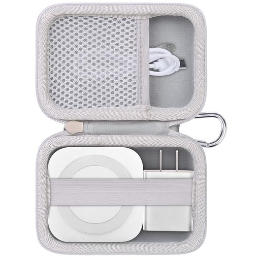 【完璧にフィット】Khanka 収納ケースは、LISEN magsafe充電器 3 in 1ワイヤレス充電器のために特別に設計されており、lisen magsafe 充電器 3in1だけではなく、充電器とアクセサリなどをまとめて収納できます。 【外層は半防水】アウターシェルはナイロンとEVA素材で、硬く、耐衝撃性、耐摩耗性に優れています。 表面防水と防塵性にも優れています。LISEN magsafe 充電器 3 in 1をちゃんと保護できます。 【柔らかな裏地】内側の裏地は全部柔らかい素材で作られており、繊細で肌触りが良く、LISEN magsafe充電器 3 in 1充電器をスクラッチの傷から守り、ご心配なくlisen 3 in 1を良く収納できます。 【持ち運びに便利なデザイン】ケースは、LISEN magsafe充電器 3 in 1ワイヤレス充電器を簡単に取り外して保管できるように高品質なファスナーで設計されており、カラビナ付きは旅行中にlisen3in1を持ち運び便利のように設計されております。