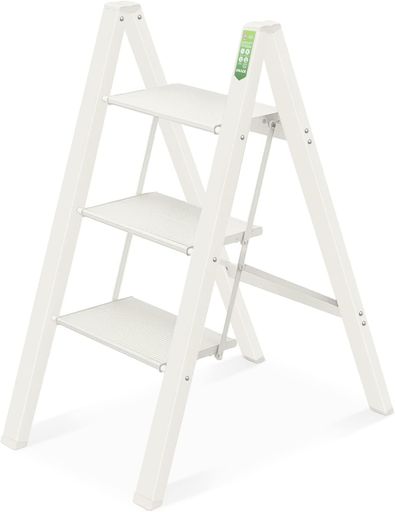 【商品寸法】展開時サイズ:幅45cmx奥行64cmx高さ82cm、折りたたみサイズ:幅45cmx奥行5.5cmx高さ88.5cm。 【素材】アルミ合金製。このはしごは高品質の素材で作られ、何回展開しても大丈夫です。最大使用荷重は150kgです。本体重量:約3.9kg。軽量で、女性や高齢者の方でも、簡単に持ち運びできます。 【安全性のため】踏み板の面積は広くて、表面に滑りにくいデザインを採用し、はしごの足にも滑り止めゴムが付きます。安全に使用することができます。 【省スペース】このはしごは、手を傷つけないで、簡単に折りたためます。狭い空間でも収納でき、非常に便利です。 【揺るぎない構造】梯子の踏み板と踏み板の間は鉄棒で結ばれており、何回展開しても大丈夫です。梯子を登る際の安定性が確保されている。