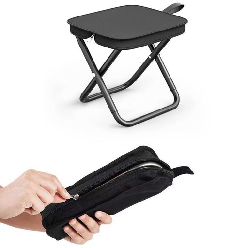 【ワンタッチ展開・一体型収納で便利】収納状態から広げるだけですぐ使用可能。難しい組立作業は不要で初心者でも簡単。座面と収納袋が一体化しており、別途袋を紛失する心配がなく、使用後はスムーズに折りたたんで収納できます。 【超軽量&amp;コンパクト持ち運び仕様】小型設計でリュックやカバンにも収納しやすく、片手で楽に携帯可能。ハイキングやお出かけ時の荷物負担を抑え、外出先で必要な時にすぐ展開して座れる携帯椅子です。 【丈夫なフレーム構造・高耐荷重設計】炭素鋼製フレームにクロス構造を採用。ぐらつきを抑え安定感に優れ、耐荷重 120kg を実現。ゴムロープで座面とフレームをしっかり固定し、長時間座っても安心です。 【丈夫なオックスフォード生地でお手入れ簡単】座面に耐磨耗・撥水性に優れた厚手生地を使用。木の枝や砂利で擦れても破れにくく、泥や汚れが付着しても布で拭き取るだけできれいになり、アウトドア利用に適しています。 【多彩なシーンで活躍する簡易椅子】キャンプ、ピクニック、釣り、バーベキューはもちろん、運動会、スポーツ試合観戦、花火大会、お花見など様々な屋外イベントに対応。室内の簡易イスとしても活用できます。