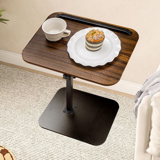 【高さ調整可能で多用途に対応】高さ 50~75cm まで無段階調整が可能。テーブル面は傾斜角度も調整できるので、ソファでのパソコン作業やベッドでの読書、食事にも最適です。 【優れた実用性】ソファサイドテーブル、ベッドサイドテーブル、コーヒーテーブル、ミニ PC デスクなど、シーンに合わせて使い分け可能。省スペース設計で、限られた空間も有効活用できます。 【水や油汚れに強い、メンテナンス簡単な天板】木目調(ウォールナット / ブラック)の天板は耐水性・耐油性に優れ、汚れてもサッと拭くだけでキレイになります。滑り止め加工も施され、マグカップやノート PC も安定して置けます。 【頑丈なスチールフレームで高耐荷重&amp;安定性抜群】分厚いスチール製ベースとフレームを採用し、グラつきにくく長く使える耐久性を実現。お子様やペットがいるご家庭でも安心してお使いいただけます。 【どんな場所にも馴染むシンプルデザイン】落ち着いたウォールナット色とブラックの 2 色展開。ナチュラル・モダン・ヴィンテージなど、どんなインテリアスタイルにも馴染み、リビング・寝室・書斎をおしゃれに彩ります。