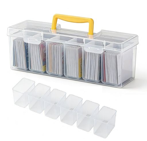 商品仕様:素材:プラスチック製、セット内容:1セット(外箱1個+内箱6個)、1個外箱サイズ:長24cm*幅9.5cm*高9cm、1個内箱サイズ:長8.5cm*幅4cm*高3.5cm。 高品質の素材:プラスチック素材を使用して作られています。外箱と内箱で構成されており、外側の収納ケースの中に6個の内箱が入る構造になっています。プラスチック素材は耐久性があり、日常の収納用品として長く使用することができます。表面は滑らかに仕上げられており、カードの出し入れを行う際にも扱いやすいです。透明素材のため中身を確認しやすく、カード整理やコレクション管理にも便利です。 防塵・防水と省スペース:トレカ デッキケースにはしっかりと固定できるバックルがあり、防塵・防水効果を発揮します。さらに、複数のボックスを積み重ねて収納することで、省スペースで整理が可能です。トレカケースを使えば、大切なカードを外部環境からしっかり守ります。快適なハンドルが付属しており、イベントや大会への持ち運びが簡単です。カードをスムーズに展示・交換することができます。