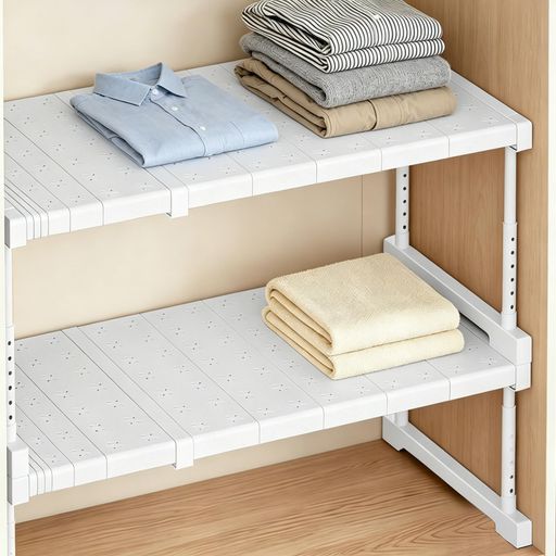 【商品仕様】押し入れ収納ラック ・長さ47〜68cm(伸縮可能)、幅42cm、高さ34〜50cm(伸縮可能) ・長さ67〜88cm(伸縮可能)、幅42cm、高さ34〜50cm(伸縮可能) の2サイズ展開。長さと高さを自由に調整可能。 最短時の耐荷重:30kg 推奨使用荷重:20kg 【簡単取り付け】押し入れ収納ラックは、ネジや工具が一切不要で、誰でも簡単に組み立てられます。パイプを差し込み、足板をはめ込むだけで完成です。押し入れの幅に合わせて長さを調整した後、留め金具をロックすれば、ラックがしっかりと固定され、ぐらつきません。軽量でありながら頑丈で、耐荷重性に優れ、丈夫で長持ちします 【高品質な素材】押し入れ収納ラックは、高品質な金属パイプと高強度PP樹脂製の棚板を採用。湿気の多い環境にも強く、錆びにくく防カビ性に優れ、長期間耐久性を発揮します。割れにくく、変形もしません 【空間を選ばず、収納も思いのまま】押し入れ収納ラックの側面に並べて配置すれば、すっきりコンパクトに設置可能。上下に積み重ねれば多段収納に変わり、垂直方向の空間を柔軟に拡張できます。
