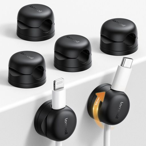 【360°回転可能】第1世代製品のフィードバックにより、新しい第6世代バネ式ケーブルホルダーを発売しました。粘着テープ留めタイプのをつかってましたが、一旦貼ってしまうとケーブルの角度が固定になって不便だったのですが、本体は特別な360°回転設計を採用し、引っ張ったケーブルの向きを自由に変えられます。貼り付けの向きは気にする必要がありませんので、使用方向を後から変更することの難しさを解決します。注意:新品未開封の回転部分が固すぎて回さないという可能性がありますが、何度か商品を使用するとスムーズになります。 【外さずにスムーズに引っ張り】全方面から守る蓋があるため、留められている状態でコードを引っ張っても外しません。ケーブルを通して固定する形のため、誤って手をケーブルから離してしまってもケーブル側端子部分がクリップ部分に引っ掛かるから、床まで落ちてストレスになることがありません。また、トンネルに余裕があるので反対側からケーブルを引っ張らなくでも簡単に元の長さに戻す事もできます。