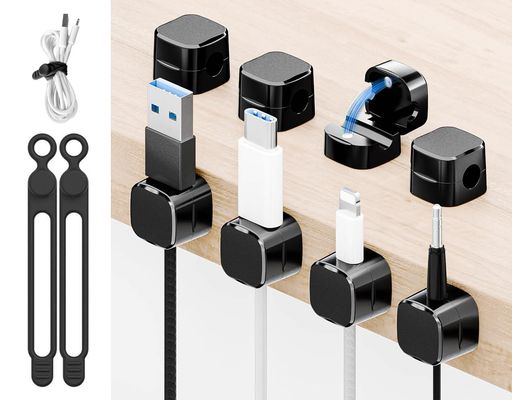 【磁気クリップデザイン】ケーブルホルダーは、独特なマグネット開閉式デザインを採用しており、片手で簡単にケーブルを取り付けたり取り外したりすることができます。また、60度回転シャフトと磁気ケーブルロックの設計により、ケーブルの取り外しや追加が簡単にできます。 【ケーブルをきれいに保とう!】ケーブル固定器はケーブルを床に落とさないように適切な位置にしっかりと固定します。また、オフィスのデスクトップ、デスクの縁、テーブルの角、壁、車のダッシュボードなど、コードを好きな場所にきれいに置くことができます。 【あらゆるケーブルに対応 】7mm(0.27インチ)未満のほとんどのデスクトップケーブルの保持に適しています。携帯電話充電ケーブル、USBケーブル、ネットワークケーブル、キッチン家電の電源コードなどに使用できます。 【強力両面テープ 残留性ない!】強化されたアクリル粘着テープを採用して、木製やガラス製、プラスチック製や大理石などの色々な材質の平らできれいな表面にしっかりと貼り付けることができます。さらに、透明な取り外し可能なアクリル粘着パッドはデスクトップや壁を傷つけず、剥がした後も残留物を残しません。