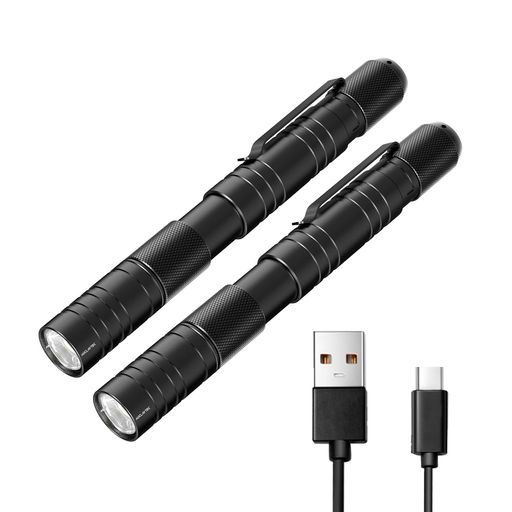 ズーム機能搭載:従来の技術を打ち破り、ズーム機能を追加した充電式ペンライト。先端部分を回すことで照射角を調整でき、さまざまなシーンに応じて使用できます。科学研究、夜釣り、山登り、夜道の一人歩き、緊急災害時に心強い味方です。 Type-C充電式・充電ケーブル付き:差込口はUSB-Cで、MicroUSBに比べて使いやすく耐久性が高いです。充電はカバーをスライドさせて、付属ケーブルを使用して行います。電源インジケーターが緑色に変わるまで充電し、フル充電には約2時間かかります。 クリップ付き・携帯便利:ペンのような形を取っており、クリップが付いていますので持ち運び便利です。コンパクトなサイズや僅か48グラムの重量で、シャツやズボンのポケット側に挟んだり、カバンに入れたりするとか、軽いので負担にはなりません。(付属品:充電ケーブルx2、日本語取扱説明書x1) 三段階調光・360 ルーメン:強・弱・点滅の3つの点灯モードを備えており、テールスイッチを押すことで切り替えます。点灯時間:強約1.5時間、弱約 3.5 時間、点滅約 6 時間。明るさは最大360ルーメンで、最長照射距離は約85メートルです。