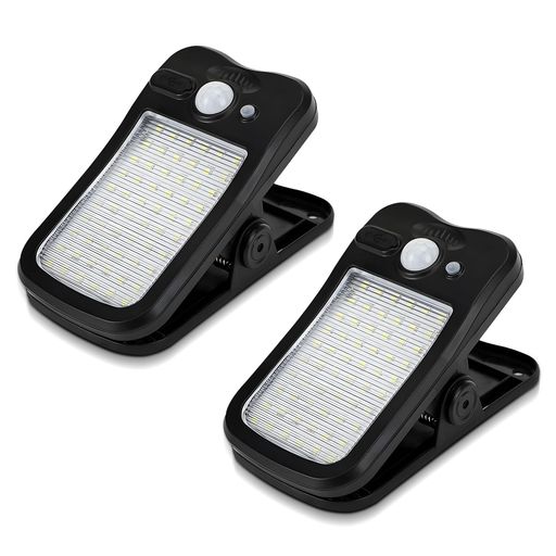 【新世代 60個の高輝度LED・広範囲照明】 60個の超高輝度LEDを採用し、40〜50平方メートルのエリアを明るく照らします。高感度人感センサー(感知距離3-5m/角度100°)を搭載し、防犯、避難経路照明、省エネルギーなど、多様なシーンで活躍します。 【簡単設置】 大きなクランプで、様々な角度に取り付け可能。凹凸のある壁、柵、木の枝、柱など、あらゆる場所に簡単に設置できます。庭、玄関、通路など、暗い夜道の帰宅時も安全な明かりを提供します。ご設置時は以下の点にご注意ください:ソーラーパネルは日当たりが良く、1日4~6時間以上直射日光が当たる場所に向けて設置してください。火源の近くや、夜間に強い光が当たる場所には設置しないでください。 【3モード切替、IP44防水規格】 ソーラーライトは3つのスマートモードを搭載:1スイッチ1回押し:人を感知すると15秒間高輝度点灯、その後は微光に切り替わり点灯持続。2スイッチ2回押し:人を感知すると15秒間高輝度点灯、その後消灯。3スイッチ3回押し:常時微光点灯(人感機能オフ)。ソーラーパネルが光を感知して自動で点灯/消灯を制御。4スイッチ4回押し:消灯。