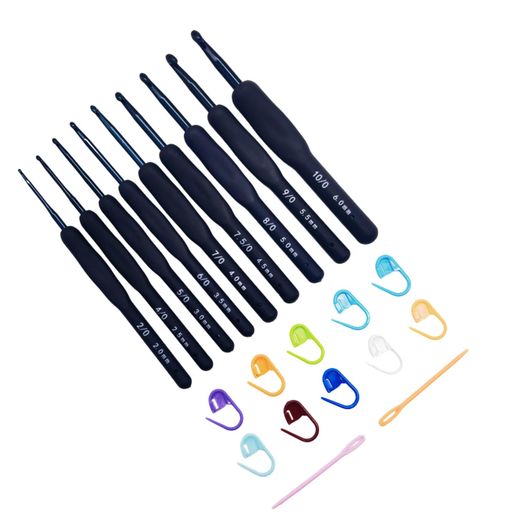 【細やかにデザインされたかぎ針】セットには、2.0mm、4.0mm、5.0mm、6.0mm、7.0mm、7.5mm、8.0mm、9.0mm、10.0mmの9種類のサイズがあります。各ハンドルにはサイズ表示があり、必要なかぎ針のサイズを選びやすくなっています。 滑らかなかぎ針は、毛糸を引き出しやすく、毛糸の抜けを防ぎ、よりスムーズに編むことができます。カラーはランダムですのステッチマーカーがセットに(10本)+プラスチック太目針(2本)。 【優しいデザイン】編み棒のソフトグリップは手に優しくフィットして持ちやすい仕様です。しっかり握れるので余分な力をかけずに編むことができ、手が疲れにくい設計です。 【持ち運びに便利】かぎ針セットには多機能ポーチが付いており、フック、様々な編み針と段数リング、ピンなどを収納でき、紛失を防止できます。省スペースかつ携帯便利なサイズで、カバンやスーツケースに手軽に入れます。 【様々な用途に】様々な衣類の編み物に適しているだけでなく、編み図本やオンラインビデオを参考にして、より多くの興味深いクラフトや小物を作り出すこともできます、創作才能を発揮する、編み物の楽しみを存分に味わえます。