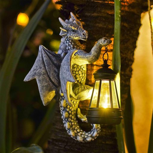 庭園装飾 屋外で便利に使えるソーラーLEDドラゴン像、夜の庭を幻想的に演出 🌞 ソーラーLED搭載で省エネ&amp;便利! 日中太陽光で自動充電。暗くなると自動点灯する ソーラーライト 付き。コードレスで設置場所を選ばず、屋外 (ガーデン、庭、フェンス、壁) に最適。温かみのある暖色ライトが夜の空間を幻想的に演出します。 🐉 迫力ある石灰色の西洋ドラゴン像! 高級感のある レジン素材 で作られた、細部までこだわったドラゴンオブジェ。木や枝、壁面などに しっかりと掴まるポーズ がユニークで存在感抜群。石灰色 の落ち着いたカラーが様々な庭の雰囲気にマッチします。 ✨ おしゃれなガーデン装飾で庭が映える! ユニークなドラゴンと温かみのあるライトが、庭 (ガーデン)、玄関、フェンス、壁 を格上げする おしゃれなガーデンオブジェ。日中は迫力の造形を、夜は優しい灯りをお楽しみいただけます。ガーデニング雑貨 として庭のアクセントに最適です。 🎁 プレゼントに喜ばれる高級感! ユニークなデザインと実用性で、男性・女性・母の日・父の日・誕生日・クリスマス などの プレゼント / 贈り物 として大変喜ばれます。