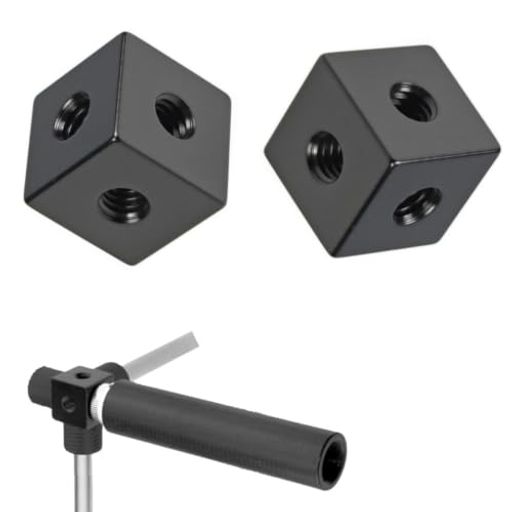 本体サイズ:18mmx18mmx18mm 重量:約 14g ネジ穴:各面 1/4" メス、計 6 箇所 材質:アルミ合金 カラー:無地ブラック 入り数:2 個セット 三脚・雲台・マイク・撮影ライト・アクションカメラ・スマホホルダーなど多種撮影機材の中継アダプターとして活用可能です。 素材に頑丈なアルミ合金を採用、精密切削加工で作られた ブロックで、耐久性に優れ変形しにくい特長があります。 素材に頑丈なアルミ合金を採用、精密切削加工で作られた ブロックで、耐久性に優れ変形しにくい特長があります。 複数の撮影アイテムを同時に取り付けられ、Vlog や動画撮影時の照明・集音機材の拡張設置をスムーズに実現します。
