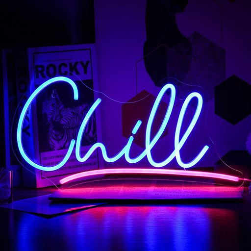 ユニークなデザイン : Chill word ネオンサインは Chill Out Words によってデザインされており、デスクや壁のライトの装飾に置くことができ、常に落ち着いて過ごせます。非常に実用的で、壁の寮の部屋のネオンサインになり、芸術的な雰囲気の生活を照らします。 Chillネオン ライト: 青&amp;ピンクのネオン サインは、柔軟なシリコン LED ストリップ ライトと厚みのあるアクリル バック プレートでできています。従来のネオンレターサインに比べ、明るく、安全、耐久性、省電力、無騒音、無発熱、様々なシーンで使いやすいです。 適切なサイズ: Chillライトアップサインのサイズは41.5 x 20cmで、背面に2つの穴があります。チェーンやフックを使用して壁に掛けて装飾できます。LEDネオンサインは、壁の装飾や寝室に特に適しています。 便利な使用:ネオンライトはスイッチ付きのUSBをサポートし、コンバーターなしで、携帯電話、コンピューター、その他のPCを使用して電源を入れることができます。 USB ケーブルの長さは 59 インチで、青色のネオンサインは十分な長さであれば部屋のどこにでも配置できます。