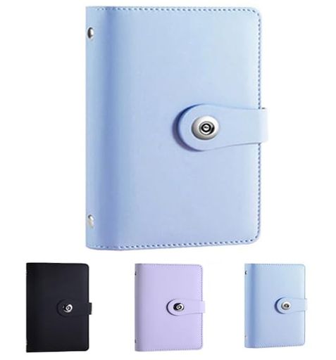 【高品質材料の長期使用】柔軟性と耐久性を備えたPVCとPUレザー製。防水・耐引裂加工で、現金・書類・伝票などを安全に保管できます。インナページには破損しにくい強化透明OPPポケットを採用。。入念に設計されたデザインで、紙幣の出し入れが非常にスムーズで、すべての書類、紙幣、現金などを保管することができます。 【毎日使う、「開きやすい」】ワンタッチ開閉のマグネット式を採用。鍵の管理や面倒な操作をすることなく、好きなように取り出すことができます。これは永続的な利便性を追求している。 【お札貯金箱】毎日貯金を楽しむ面白いデザインで、お金に慣れています。ノート型貯金箱として使える多機能アイテム。 【コンパクト設計で使い続けやすい】A 6サイズの利便性が魅力です。バッグや引き出し、枕元にすっきり収納できます。外出先での突然の衝動買いを防ぎたいときは、「今、貯金すべきか?」「冷静に判断できる。いざというときにすぐ持ち運べるコンパクトサイズで、予備としても使える。 【防災対策】日ごろ貯金するためのお金:災害時でも、現金に有利な場面。普段の貯金はそのままにしておくことができます。生活防衛の一つとしても使用できます。