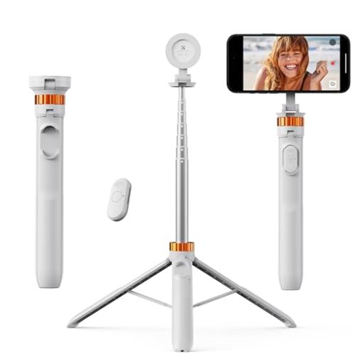 【コンパクト&amp;ポータブルデザイン】マグネット式スマホ自撮り棒三脚は0.93lbs/420gと軽量で、11.81''/30cmまで折りたたむことができ、持ち運びに便利です。三脚はより広い固定構造を採用し、底はより安定したシリコーンパッドが付けられます。足管は全体の伸張管をより安定して、衝撃吸収のゴム製リングです。 【フレキシブルな高さと角度】この携帯自撮り棒三脚は最大63.8インチ(162cm)まで伸長し、7段のフットチューブ調整、270°チルト&amp;360°回転をサポートしします。あなたに最も適した高さと角度を選択することができます。 【マグネットシート搭載】このスマートフォン三脚はマグネット機能に対応しているので、ケースを装着したままiPhoneの全機種に対応できます。