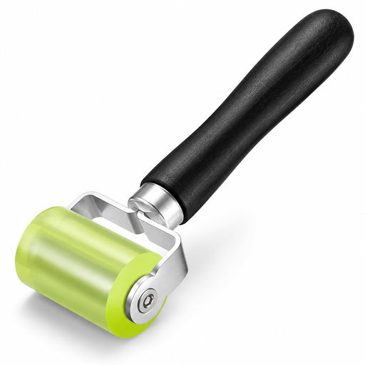 【製品の内容】製品名 : カーオーディオ防音ホイール、重量 : 130g,カラー:グリーン,1個セット。 【耐久性と素材】高品質のゴムを使用しており、繰り返し使用しても変形しにくい耐久性を備えています。塗装用具としても利用可能で、塗料のムラを防ぎます。 【商品の特徴】このゴムローラーは、圧着作業に最適な消音塗布ローラです。カーオーディオの遮音材や壁紙貼り、内装工事など、さまざまな用途で使用でき、滑り止め効果も備えています。 【使いやすさ】ゴム製のローラー部分が均一な圧力をかけられるため、気泡やシワを防ぎながら、しっかりと素材を密着させます。片手で簡単に操作でき、初心者でも扱いやすい設計です。 【主な用途】自動車用遮音材(遮音マット・断熱マット)の貼り付け、内装工事、壁紙施工、DIY作業などに適しています。特に、カーオーディオの防音対策や車内の騒音低減に効果的です。