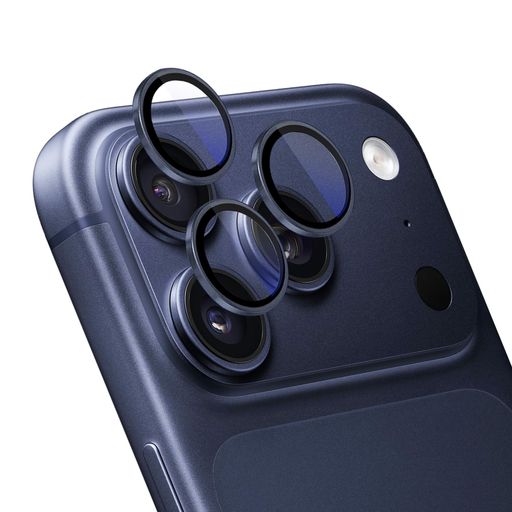 /対応機種/:Apapeya レンズ保護カバー iPhone 17 Pro/ 17 Pro Max 専用レンズカバー(Blue)。ガイド枠付き 貼り付け簡単。 /航空アルミ合金材料/:本製品は航空アルミ合金材料を採用され、陽極酸化され 超音波技術で表の不純物を除き、艶出します。表に釉質層を付着され、レンズカバーの硬度を増え、耐摩擦力に強くなり、変色と指紋をを防止します。 擦り傷や衝撃からカメラレンズをしっかりと守られます。 /強化ガラス・高透過写真/:高透過率の強化ガラスに最新のAR+AFコーティングを加工され、AR420-680NM>98.5%、水滴角>115°、CSCS≧600MPA 、DOL≧20UM。本来の撮影画質を損なわず カメラの高い光の透過率を長く維持しています。夜の撮影でも光源がソフトで綺麗に写ります! /1:1立体精密加工/: 1:1一体化したかのような仕上がり、ガイド枠付き 一発で簡単に貼り付けます。純正の美しさを損なうことなく、同色・同質感の再現をしました。 /耐久性良い/:気泡なく貼り付け後しっかり密着し、剥がれにくい。