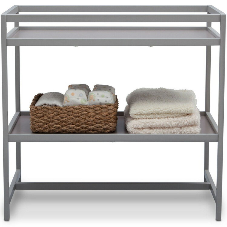 商品説明 メーカー Delta 商品名 Harbor Changing Table 型番 Grey (026), White (100), and Dark Chocolate (207) サイズ 本体：W89×D49×H85 cm お届け時：W8×D93×H69.5 cm 重さ 6.7kg 対象年齢 新生児〜つかまり立ちができるまで 　（耐荷重量は24ヶ月・約13.6kgまで） (メーカー参照) 安全基準 アメリカ合衆国消費者製品安全委員会(CPSC) 米国安全基準適合(ASTM) 材質 木材 生産 Made in Asia 仕様 パパママの腰の負担を軽減するオムツ替え台は海外ではとてもポピュラーな新生児家具。 「デルタ ハーバー チェンジングテーブル」はシンプルでどんな部屋にもマッチします。 上段がおむつ交換台になり、下段にはオムツや着替えなど収納も出来る棚を完備。 オムツ交換台としての用途を終えても、収納棚など使えるオシャレなデザイン。 ※チェンジングパッドは含まれません。 備考 ・ラッピング可(ラッピングバッグを商品と一緒にご購入下さい。) ・組立必要/説明書図解（英語表記） ・入荷時期によりデザイン・カラー変更の場合がございます。 ・小さなパーツを含む場合がございます、お子様から離れて大人の方が組み立て下さい。 ・組み立て時に加工が必要な場合や、ボルト・ネジなどを別途お手配頂く場合もございます。 ・輸入品特有の製造上のキズ、塗装剥がれ等や輸送時の外箱ダメージが見受けられる場合がございます。 ・メーカー出荷時の状態により、箱を修繕しお送りする場合もございます。 ・ご使用時、必ず大人の方がそばで付き添って下さい。 ※お買いもの前に必ずご確認ください。 ・お買い物ガイド ・アメリカ製商品について 【検索キーワード】 家庭用 施設 ホテル レストラン 公共施設 オムツ替えテーブル おむつ交換台 据置 Delta チェンジングテーブル 便利グッズ 新生児 出産祝い インテリア 木製 スマート ナチュラル オシャレ かわいい シンプル ベビー 赤ちゃん お祝い おむつ替え 収納 棚 新生児のおむつ交換台