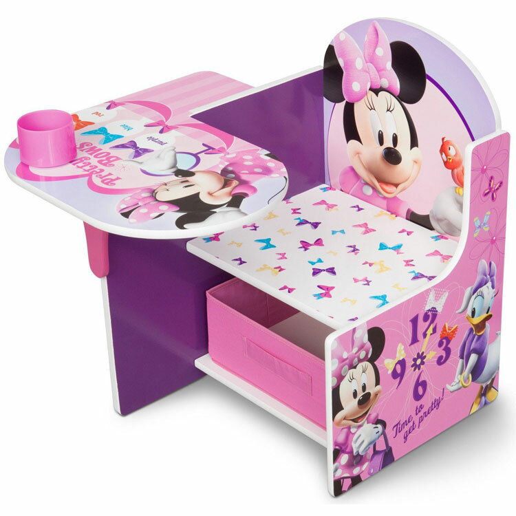 商品説明 メーカー delta 商品名 Minnie Mouse Chair Desk with Storage Bin 型番 TC85663MN サイズ W57×H58×D45 cm 重さ 9.2kg 耐荷重 18kg 安全基準 アメリカ合衆国 消費者製品安全委員会適合(CPSC) 材質 木製フレームに布張りボックス 生産国 MADE IN CHINA 備考 ・ラッピング可(ラッピングバッグを商品と一緒にご購入下さい。) ・組立必要/説明書図解（英語表記） 　組立時、ネジ穴が小さく、ネジが入りきらない場合は、キリや電動ドリル等で広げてから組み立下さい。 ・小さなパーツを含む場合がございます、お子様から離れて大人の方が組み立て下さい。 ・組み立て時に加工が必要な場合や、ボルト・ネジなどを別途お手配頂く場合もございます。 ・輸入商品特有の製造上のキズや塗装剥がれ等や輸送時のパッケージのダメージが見受けられる場合がございます。 ・入荷時期によりデザイン・カラー変更の場合がございます。 ・お届けボックスに関しましては、メーカー出荷時の状態より入荷時の箱を加工しお送りする場合もございます。 ※お買いもの前に必ずご確認ください。 ・お買い物ガイド ・アメリカ製商品について 【検索キーワード】 Paranino パラニーニョ アメリカ USA 輸入雑貨 キッズルーム インテリア オーガナイザー コンパクト キッズ トイボックス クリスマス 誕生日 delta tc85663mn 3歳 4歳 5歳 6歳 子供用 キッズ キャラクター ディズニー ミニー ミニーちゃん テーブル イス