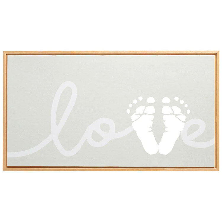 商品説明 メーカー pearhead 商品名 love framed print canvas 型番 87087 セット内容 キャンバスフレーム、インク(白)　 サイズ フレーム：W43.5×H24×D1.5 cm 生産国 MADE IN CHINA 仕様 「LOVE」の「V」を赤ちゃんの足型で形を作り LOVEを作る可愛いキャンバス地のフレームです。 使用方法 ・赤ちゃんの足に付属のインクを塗り ・キャンバス地のフレームに片足づつ押して「V」を描いて下さい ・完全に乾くまで、1-2日ほどしっかりと乾かす ※インクは水洗いで簡単に落ちます。 備考 ・ラッピング可(ラッピングバッグを商品と一緒にご購入下さい。) ・入荷時期によりデザイン・カラー変更の場合がございます。 ・輸入品特有の製造上のキズ、塗装剥がれ等や輸送時の外箱ダメージが見受けられる場合がございます。 ・メーカー出荷時の状態により、箱を修繕しお送りする場合もございます。 ・ご使用時、必ず大人の方がそばで付き添って下さい。 ■画像と商品が一部異なる場合もございますのでご了承ください。 ■在庫数、価格は日々変動いたします。 ※お買いもの前に必ずご確認ください。 ■アメリカ製品について ■お買い物ガイド 【検索キーワード】 アメリカ USA 輸入雑貨 海外セレブ おもちゃ お人形 子供 用 SNS Pearhead ペアヘッド メモリアル 写真映え 記念写真 思い出 ベビー 赤ちゃん 出産祝い ベビーシャワー セレモニーフォトフレーム 写真たて