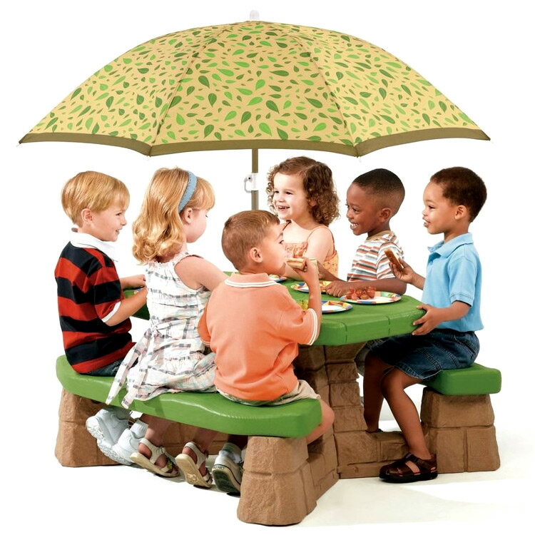 商品説明 メーカー STEP2 商品名 NATURALLY PLAYFUL PICNIC TABLE WITH UMBRELLA 型番 787799/787700 サイズ パラソル無し/52 x 109.2 x 103.5 cm パラソル付き/182.9 x 109.2 x 103.5 cm お届け時大きさ/113 x 64.8 x 29.2 cm 重さ (約)15.87 kg 対象年齢(メーカー参照) 3 歳から 安全基準 ヨーロッパ規格適合(EN-71) 材質 生産国 Made in USA 一部パーツ　made in China 仕様 ・ベンチには最大6人の子供達が快適に座れます。 ・直径152cmの大きなパラソルは安定感抜群な上、 お子様を太陽の光から守ります。 ・全体で136kgまで耐えられます。 備考 ・ラッピング不可 ・入荷時期によりデザイン・カラー変更の場合がございます。 ・組立必要/説明書図解（英語表記） ・小さなパーツを含む場合がございます、お子様から離れて大人の方が組み立て下さい。 ・組み立て時に加工が必要な場合や、ボルト・ネジなどを別途お手配頂く場合もございます。 ・輸入品特有の製造上のキズ、塗装剥がれ等や輸送時の外箱ダメージが見受けられる場合がございます。 ・メーカー出荷時の状態により、箱を修繕しお送りする場合もございます。 ・ご使用時、必ず大人の方がそばで付き添って下さい。 ■画像と商品が一部異なる場合もございますのでご了承ください。 ■在庫数、価格は日々変動いたします。 ※お買いもの前に必ずご確認ください。 ■アメリカ製品について ■お買い物ガイド 【検索キーワード】 STEP2 NATURALLY PLAYFUL PICNIC TABLE WITH UMBRELLA ステップ2 ナチュラリー プレイフル ピクニック テーブル with アンブレラ 787700 正規販売店 送料無料 アウトドア レジャー テーブル ピクニック ベンチ 6人掛け アウトドアテーブル ジョイフルベンチ