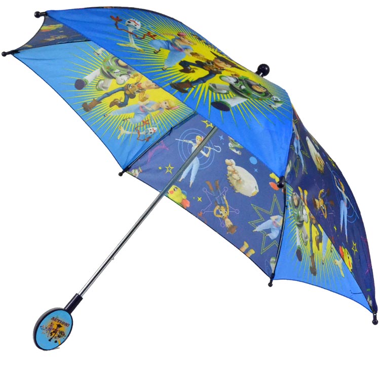 商品説明 キャラクター TOY・STORY 商品名 Toddler Umbrella 型番 88820908 サイズ 親骨の長さ：40cm　直径：69cm　全長：52.5cm ※当店平置き実寸サイズです。計測箇所により若干の誤差が生じる場合がございます。ご了承ください。 対象年齢 3〜4歳(身長目安：85〜100cm) 材質 ポリエステル 生産国 Made in China 備考 ・ラッピング可(ラッピングバッグを商品と一緒にご購入下さい。) ・強風時は破損する恐れがありますので、使用をお控えください。 ・ご使用後は水気を切って、陰干しして収納してください。色が移ることがあります。 ・輸入品特有の製造上のキズ、塗装剥がれ等や輸送時の外箱ダメージが見受けられる場合がございます。 ・ご使用時、必ず大人の方がそばで付き添って下さい。 ※お買いもの前に必ずご確認ください。 ■アメリカ製品について ■お買い物ガイド 【検索キーワード】 傘 キッズ 子供用 40cm ディズニー ピクサー トイ・ストーリー バズ ウッディ 8本骨 子供用 子ども 通園 通学 男の子 女の子 幼稚園 保育園 傘 かさ カサ ABG NYC ABG baby Disney toystory