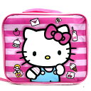 商品説明 キャラクター Hello Kitty ハローキティ 商品名 Hello Kitty Rectangle Lunch Bag 型番 TYEA サイズ 本体(約)：約 20H×23W×8D　cm 重さ 対象年齢(メーカー参照) 安全基準 材質 ポリエステル 他 生産国 Made in China 仕様 オムツバッグから、ランチバッグ、ゲームなどを入れる ハンドバッグとしても大活躍！ 備考 ※こちらの商品はゆうパケット「ポストイン配達」となります。 商品の追跡が可能です、紛失、未着、破損の場合でも弊社では責任を負いかねます。 配送先への配達で郵便受けに入れられます。 (入らない場合は直接手渡しです)。 不在の場合は通知が郵便受けに入れられますので再配達を直接ご依頼してください。 到着まで約2日-4日かかります。 ※あくまで参考ですのでその時の状況（天候など）により 若干配送日数が変わる場合がございます、ご了承ください。 配達の日時指定は出来ませんのでご了承ください。 ・代金引換・後払い決済はご利用いただけません。 ・ラッピング不可 ・入荷時期によりデザイン・カラー変更の場合がございます。 ・輸入品特有の製造上のキズ、塗装剥がれ等や輸送時の外箱ダメージが見受けられる場合がございます。 ・メーカー出荷時の状態により、箱を修繕しお送りする場合もございます。 ・ご使用時、必ず大人の方がそばで付き添って下さい。 ■画像と商品が一部異なる場合もございますのでご了承ください。 ■在庫数、価格は日々変動いたします。 ※お買いもの前に必ずご確認ください。 ■アメリカ製品について ■お買い物ガイド 【検索キーワード】 サンリオ キティちゃん ハローキティ ハロー・キティ ハローキテイ 逆輸入 アメリカ ランチバッグ ランチケース お弁当入れ 持ち手付 お弁当バッグ ハンドバッグ グッズ 子供 子ども用 キッズ 幼児 キャラクター インポート 海外 輸入 通園 通学 入園 オシャレ かわいい 女子 特別 スペシャル お祝い プレゼント クリスマス 誕生日 ギフト 遠足 ピクニック お出掛け 女の子 トドラー キャラクターグッズ バッグ おもちゃ入れ