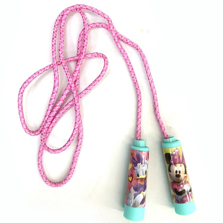 商品説明 キャラクター ミニーマウス 商品名 Minnie Mouse Jump Rope 型番 23216MIN サイズ （なわ部分のみ）185cm　(持ち手部分のみ)10.2cm 対象年齢(メーカー参照) 3歳以上 生産国 Made in CHINA 仕様 運動に欠かせない！なわとび。 大好きなキャラクターと運動！ 長さはハンドルの中で紐を結ぶ形で調節可能 お届けについて こちらの商品は【送料無料】定形外郵便「ポストイン配達」となります。 　商品の追跡が出来ません、紛失、未着、破損の場合でも弊社では責任を負いかねます。 　同梱発送は出来ません。 　代金引換はご利用いただけません。 　配送先への配達で郵便受けに入れられます。 　　(入らない場合は直接手渡しです)。 　日曜・祝日は配達されません。 　配達時間は1日1回各戸への郵便配達の時間帯となります。 　　不在の場合は通知が郵便受けに入れられますので再配達を 　　直接ご依頼してください。 　到着まで約2日〜7日かかります。 　※あくまで参考ですのでその時の状況（天候など）により 　若干配送日数が変わる場合がございます、ご了承ください。 　配達の日時指定は出来ませんのでご了承ください。 備考 ・ラッピング可（ラッピングバッグを商品と一緒にご購入下さい。) ・入荷時期によりデザイン・カラー変更の場合がございます。 ・輸入品特有の製造上のキズ、塗装剥がれ等や輸送時の外箱ダメージが見受けられる場合がございます。 ・メーカー出荷時の状態により、箱を修繕しお送りする場合もございます。 ・ご使用時、必ず大人の方がそばで付き添って下さい。 ■画像と商品が一部異なる場合もございますのでご了承ください。 ■在庫数、価格は日々変動いたします。 ※お買いもの前に必ずご確認ください。 ■アメリカ製品について ■お買い物ガイド 【検索キーワード】 こども 子ども 子供 キッズ 縄跳び ディズニーミニーマウス ご褒美 キャラ ディズニー グッズ プレゼント ラッピング 雑貨 ファンシー デイジー デコ プチ ミニ 雑貨 ギフト ラッピング disney minnie 女の子 2歳 3歳 4歳 5歳 6歳 キャラクター グッズ 子供会 行事 幼稚園 保育園 景品 贈呈 お値打ち 輸入 運動 子供用 小学生 二重とび とびなわ なわとび 名人 ギネス 縄飛び 運動会 体育祭 トレーニング ダイエット