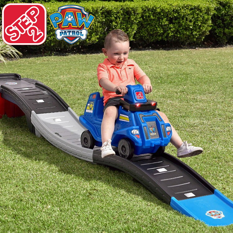 商品説明 メーカー 商品名 PAW Patrol Adventure Coaster 型番 413999 サイズ トラック/(約)32.4 x 279.4 x 68.6 cm 車/(約)41.3 x 63.8 x 31.8 cm BOX(約)：53×51×90 cm 重さ (約)14 kg 対象年齢(メーカー参照) 2歳から 安全基準 消費者製品安全性改善法適合(CPSIA) 米国安全基準適合(ASTM) ヨーロッパ規格適合(EN-71) 材質 プラスチック 生産国 Made in USA 仕様 大人気「Paw Patrol パウパトロール」の大冒険にぴったりな乗用玩具 チェイスの車はサイレンや光、メッセージの演出があり 室内から屋外でレールの上を滑り降りて遊ぶ事が出来ます。 遊園地の乗り物がお家にあるように、子供たちは夢中で遊んでくれます。 車は安全な運転の為に高めの背もたれ設計と足置きがあります。 Top位置にセットしている間はくぼみにタイヤがはまり 安全に乗車できます。 備考 ・ラッピング不可 ・入荷時期によりデザイン・カラー変更の場合がございます。 ・組立必要/説明書図解（英語表記） ・お子様から離れて大人の方が組み立て下さい。 ・組み立て時に加工が必要な場合や、ボルト・ネジなどを別途お手配頂く場合もございます。 ・輸入品特有の製造上のキズ、塗装剥がれ等や輸送時の外箱ダメージが見受けられる場合がございます。 ・メーカー出荷時の状態により、箱を修繕しお送りする場合もございます。 ・ご使用時、必ず大人の方がそばで付き添って下さい。 ■画像と商品が一部異なる場合もございますのでご了承ください。 ■在庫数、価格は日々変動いたします。 ※お買いもの前に必ずご確認ください。 ■アメリカ製品について ■お買い物ガイド 【検索キーワード】 ステップ2 413999 すべりだい パウパト コースター 乗用玩具 大型遊具 室内 屋内 屋外 乗用 ライドオン レール パウパト チェイス 音 光 演出 子供 キッズ こども 誕生日 クリスマス プレゼント ランキング 可愛い かっこいい 男の子 女の子 施設 公園 店舗