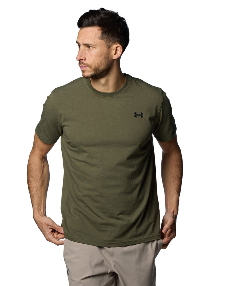 品番 1384805 ブランド UNDER ARMOUR(アンダーアーマー) 詳細 【商品名】UA CHARGED COTTON SS / UAパフォーマンスコットン ショートスリーブTシャツ【カラー】390Marine OD Green / /【サイズ】サイズ/着丈/身幅/肩幅/袖丈/裄丈SM(S)/68.5/48.5/41.5/20.5/−MD(M)/70.5/51/42.5/21/−LG(L)/72.5/53.5/44/21.5/−XL/75/56/45/22/−XXL/77.5/58.5/46.5/23/−3XL/80/61/47.5/23.5/−【特徴】コットン本来の肌触りや風合いを維持しながら、速乾性と軽量性、ストレッチなどの機能性も実現。前モデルから肉厚で肌触りが大幅に進化したアスリートのためのコットン。柔らかく伸縮性のある生地が、快適さを実現ChargedCotton(チャージドコットン)：コットンの柔らかい肌触りを保ちながら、独自のテクノロジーにより吸汗速乾性を高めたファブリック水分コントロール：汗を素早く吸収、外部へ発散し、アスリートの身体を常にドライに保つ UA CHARGED COTTON SS コットン57％、ポリエステル38％、ポリウレタン5％ マレーシア ※在庫はメーカーと共有しておりますので、店頭在庫が欠品の場合はメーカー取り寄せとなり、入荷まで1週間ほど掛かる場合もございます。※メーカー在庫は非常に流動的でございます。メーカー在庫完売の為、商品をご用意することが出来ない場合がございます。※モニタ閲覧環境によっては、画面の商品と実際の商品の色が異なって見える場合がありますがご了承ください。※当店では複数店舗で在庫を共有している為、稀にご注文が重なり在庫切れとなる場合がございます。その際はメールにてご連絡させていただいております。ご了承くださいませ。メーカー希望小売価格はメーカーサイトに基づいて掲載しています。