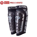 品番 VS4702013-16 ブランド G-FORM(ジーフォーム) 詳細 脛部分にフィットする衝撃吸収smartFlexパッドは、軽量でプレー中にも柔軟性があり、衝撃が加わると降下することで優れた保護を提供します。高度に設計された筒状のスリーブは、快適さとバランスの捕れた圧縮を提供しながら、簡単に着脱が可能。着圧効果を最大限引き出すように編まれたスリーブは、快適さとバランスのとれたフィット感を提供します。吸汗速乾でドライで快適さを保ちます。洗濯機で洗えます。NOCSAE認定商品（アスレティック機器保護力の基準合格商品）カラー：ブラックサイズ：S　（身長目安：150cm / カーフ丈：24cm/ふくらはぎ周囲：33-35.5cm）M　（身長目安：170cm / カーフ丈：24.5cm/ふくらはぎ周囲：35.5-38cm）L　（身長目安：180cm / カーフ丈：27cm//ふくらはぎ周囲：38-40.5cm） ※在庫はメーカーと共有しておりますので、店頭在庫が欠品の場合はメーカー取り寄せとなり、入荷まで1週間ほど掛かる場合もございます。※メーカー在庫は非常に流動的でございます。メーカー在庫完売の為、商品をご用意することが出来ない場合がございます。※モニタ閲覧環境によっては、画面の商品と実際の商品の色が異なって見える場合がありますがご了承ください。※当店では複数店舗で在庫を共有している為、稀にご注文が重なり在庫切れとなる場合がございます。その際はメールにてご連絡させていただいております。ご了承くださいませ。メーカー希望小売価格はメーカーサイトに基づいて掲載しています。