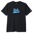 品番 C3-ZB365 ブランド Champion(チャンピオン) 詳細 【商品名】UCLA ショートスリーブTシャツ 24SS【カラー】090ブラック【サイズ】サイズ/S/M/L/XL身丈 (cm)/68/71/74/77身幅 (cm)/52/54/56/58肩幅 (cm)/45.8/47.4/49/50.6袖丈 (cm)/18.6/19.8/21/22.2サイズはアメリカ企画サイズではなく、日本企画サイズです。【特徴】環境に配慮されたリサイクルポリエステル100％で、吸汗速乾機能と肌面に凹凸のある編地を使用することによりベタつきなどを軽減する機能を備えた「DRYSAVER（ドライセイバー）」に、汗によるニオイの発生をアクティブに抑制し続ける抗菌防臭機能「C ODORLESSR by Polygiene」加工を行った生地を使用したショートスリーブTシャツです。胸には「Ucla（ユーシーエルエー／カリフォルニア大学ロサンゼルス校）」のロゴ、背中にはバスケットボールと「Bruins（ブルーインズ）」、「University of California Los Angeles（ユニバーシティ オブ カリフォルニア ロサンゼルス）」を組み合わせたグラフィックをラバープリントで入れています。同様に「UCLA」のロゴをプリントしたショーツ（C3-ZB561）も展開しているので、セットアップでの着用もオススメです。「UCLA」は、1919年に設立されたアメリカの公立大学です。芸術、科学、文学など人類の成長に様々な視点で貢献し、多くの学者、著名人を誕生させています。また、UCLAのスポーツチームはBRUINSと呼ばれ、多くのプロアスリートを輩出しています。 Drysaver Jersey　ポリエステル100% 中国 ※在庫はメーカーと共有しておりますので、店頭在庫が欠品の場合はメーカー取り寄せとなり、入荷まで1週間ほど掛かる場合もございます。※メーカー在庫は非常に流動的でございます。メーカー在庫完売の為、商品をご用意することが出来ない場合がございます。※モニタ閲覧環境によっては、画面の商品と実際の商品の色が異なって見える場合がありますがご了承ください。※当店では複数店舗で在庫を共有している為、稀にご注文が重なり在庫切れとなる場合がございます。その際はメールにてご連絡させていただいております。ご了承くださいませ。メーカー希望小売価格はメーカーサイトに基づいて掲載しています。