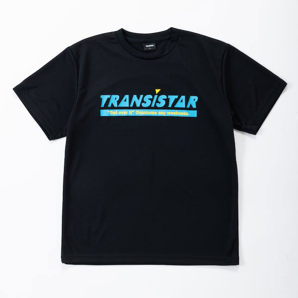 品番 HB24TS08 ブランド TRANSISTAR(トランジスタ) 詳細 【商品名】半袖ドライTシャツ「Fanatic」【カラー】ブラック×ブルー【素材】ポリエステル(ドライ)100%【サイズ】S ：着丈65/身巾47/袖丈/20M ：着丈68/身巾50/袖丈/21L ：着丈71/身巾53/袖丈/22XL ：着丈74/身巾56/袖丈/232XL ：着丈77/身巾60/袖丈/253XL：着丈80/身巾64/袖丈/26【特徴】ハンドボールに熱狂しているプレイヤーをイメージしたグラフィックデザイン。背中に印象的なアイコンを組み合わせ、シンプルながらも印象に残るデザインです。 ポリエステル(ドライ)100% ※店頭在庫が欠品の場合はメーカー取り寄せとなり、入荷まで1週間ほど掛かる場合もございます。※メーカー在庫は非常に流動的でございます。メーカー在庫完売の為、商品をご用意することが出来ない場合がございます。※モニタ閲覧環境によっては、画面の商品と実際の商品の色が異なって見える場合がありますがご了承ください。※当店では複数店舗で在庫を共有している為、稀にご注文が重なり在庫切れとなる場合がございます。その際はメールにてご連絡させていただいております。ご了承くださいませ。メーカー希望小売価格はメーカーサイトに基づいて掲載しています。