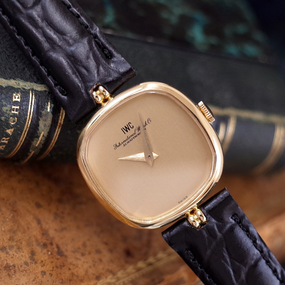 美品 IWC 750YG 金無垢 スクエアクッション ゴールド 単ラグ 純正尾錠 新品革ベルト 手巻 レディース 腕時計