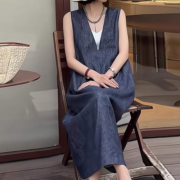 深Vネックが大人の抜け感を演出。ジャンバースカート　軽やかで上品なシルエットのノースリーブロングワン
