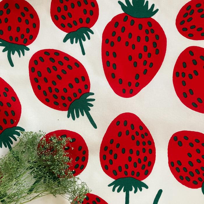 marimekko pieni mansikka ファブリック 丈50cm×1幅（138cm）単位 カット販売 ホワイト×レッド 切り売り マリメッコ ピエニマンシッカ いちご 復刻版