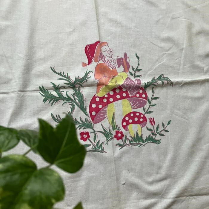 【USED】テーブルクロス ハンガリー 128×90 きのこ ニッセ トムテ 小人 ドワーフ トントゥ マッシュル..