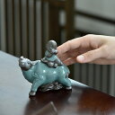 ガーデンオーナメント 花壇の置物 ガーデニング雑貨 インテリア 牛に乗った少年 陶器 かわいい 面白い おしゃれ 卓上置物 部屋装飾品 飾り 装飾用 アウトドア...