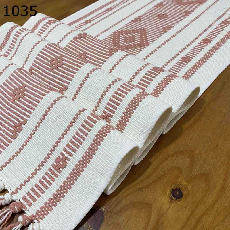 　　　 ◆◇◆人気の秘密◆◇◆ ★素材：ポリエステル　サイズ展開（約）：幅34CM 丈160/180/200/220/240/275CM ★【高質量】このテーブルランナーは厚手のポリエステルを採用して、柔らかくて軽い、耐久性があります。精密な縫い合わせ技術、きちんとした整然とした、繊細で絶妙な、自然で明るい色で仕上がります。 ★【お部屋を明るく】パッと敷くだけで、おしゃれなテーブルランナーがお部屋を明るく、落ち着いた雰囲気にしています。 ★【使いシーン】ダイニングテーブルにテーブルフラグを敷いて、インテリア小物なんかなんかか置いてみて、お洒落な部屋になります。そして、テレビ台や整理棚の上に置いてもホコリの心配がありません。 ★【洗濯と保管】色が褪せることはない。ブリーチは使用しないで手を優しく洗浄してください。今年使用したものは使い捨てものではなく使ってから綺麗に収納してまた来年も使えます。環境に優しいです。 　　　◆◇◆注意事項◆◇◆ご覧のモニターの環境、撮影環境により実物と色味が異なって見える場合がございます。湿った状態で他のものと擦り合わせると色が移る恐れがあります。濃色品の洗濯時は、白色、淡色と分けて洗ってください。説明 商品について 適応場合：テーブル＆キャビネット＆家具などいろいろな所 ★【サイズ展開（約/cm）】マルチサイズを選択できます。テーブルに応じてお選びください。ぜひ購入する前に、テーブルのサイズを測定してください。 ご注意： ※できるだけ実物と同じ色合いになるようにしていますが、パソコンモニタの環境などによって実物と色合いが異なる場合がございます。予めご了承ください。 ※測り方の相違によって、1〜3cmの誤差がある場合がありますがご了承ください。 ※綿麻生地で、初めて洗うとき、多少の色落ちがある場合がございます。また、色移りすることがありますので、お洗濯の際は他の物との組み合せはお避け下さい。 ※通関の不具合や悪天候などその他不可抗力が生じた場合には、商品の到着時間及び到着日が前後することがございますのでご了承下さい。