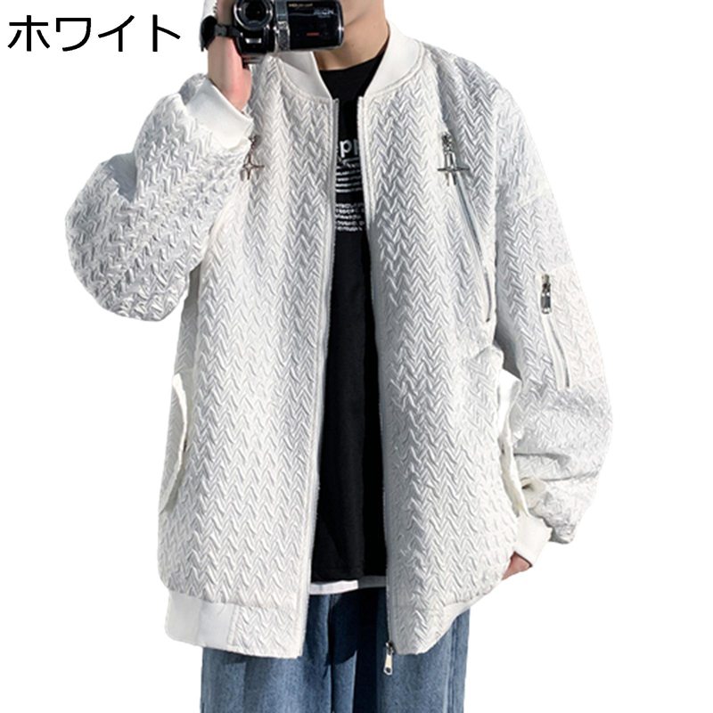 　　　 ◆◇◆人気の秘密◆◇◆ 【素材】高級感があるポリエステル素材で、軽やかな着用感を実現した春秋定番のメンズジャケットが登場です。羽織用や重ね着に最適で、カジュアルからアウトドアまで活用できるブルゾンです。 【防風防寒】袖口、襟、裾にはリブ素材を採用、伸縮性があり、動きやすい。そして、冷たい空気の侵入を防ぎ、全面的に体の暖かさを保ちます。 【おしゃれ】デザインだけでなく、機能面や着心地もGOOD。 デイリーユースに嬉しいポイントがいっぱいなジャケット アウターです。 【コーデ】コーデに合わせやすいアウター。パーカーやtシャツ等重ね着がしやすいし、チノパン、カーゴパンツ、デニムパンツなど、どんなボトムスとも相性が良く、コーディネートしやすいのでデイリースタイリングに重宝するのも嬉しいポイント！ 【適合場合】シンプルなデザインにより、どんなスタイルの衣服にも簡単に合わせられ、フォーマルなイベントにもカジュアルなイベントにも適しています。 キャンプ、釣り、バーベキューなどのアウトドアウェアとしても使用できます。春、秋、冬に快適に着用できるカジュアルなジャケットです。 　　　◆◇◆注意事項◆◇◆ご覧のモニターの環境、撮影環境により実物と色味が異なって見える場合がございます。湿った状態で他のものと擦り合わせると色が移る恐れがあります。濃色品の洗濯時は、白色、淡色と分けて洗ってください。説明 ※パッケージ内容はジャケットのみで、他のアクセサリーなどは含まれていません。 ★素材：ポリエステル 目安なサイズは画像までご参考ください。 サイズは商品を平置きした状態で測定した長さです。製品によって若干の誤差がある場合がございます。予めご了承ください。 商品について 機械による生産のため、生地の継ぎ目の若干のズレや多少のほつれなど、形やサイズに多少の誤差が生じる場合や他繊維が混紡している場合もございますが、品質上の問題はございませんので、予めご理解下さいますようお願い致します。 商品によって素材の性質上、製造過程において染料などの特有の匂いが多少強く感じられるものもございますが、数日のご使用や陰干しなどで、ほとんど匂いは感じられなくなりますので、ご安心ください。 発送上の状態によって商品がシワになる場合がございます。予めご了承くださいませ。 ※安心保証※ 検品、品質には万全を期しておりますが、万が一、不良品等発生した場合は、メールでお気軽にお問い合わせください。営業日24時間以内にご返信をしております、ご安心ください。