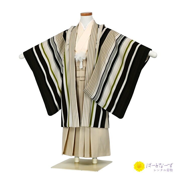 ※ お客様のご覧になっているモニターや環境により、実際の色・質感等が若干異なる場合がございます。ご了承下さい。 ●足袋はプレゼント！返却不要● 【ご予約状況カレンダー】 ご予約は先着順となります。 ご予約状況の反映までに時間がかかる場合がございます。 お急ぎの場合はお電話ください。 &nbsp; 【商品番号】 4AO5154 【セット内容】 羽織・着物（腰紐付き）・袴（角帯付き）・袖なし襦袢（腰紐付き）・羽織紐・扇子・懐剣・御守・草履・サスペンダー・足袋※かんたん着付け仕様です※足袋は返却不要（プレゼント）※小物はこちらでコーディネートさせて頂きます 【サイズ】 対応身長：105cm~115cm 羽織丈：67.5cm 　※お直しをされた場合は必ず到着時の寸法に戻してご返送ください 肩裄：48.0cm 　※お直しをされた場合は必ず到着時の寸法に戻してご返送ください 袴丈：57.0cm 　※サイズ直しはご遠慮下さい。必ず袴の丈をご確認ください 【素材】 化繊 【レンタル期間】 最大3泊4日 ご利用日の翌日17時までに返却発送お願いいたします ※通常は2日前お届けで3泊4日となりますが、前日お届けをご希望の場合は2泊3日となります（レンタル料金は一律）※返却が遅れますと延長料金として追加請求の対象となりますので返却日はお守りください。返却が遅れる場合は必ずご連絡ください。 【ご利用日について】 ※楽天システムによりご利用日が「×」であっても注文を受け付けてしまいますが、ご予約をお取りすることはできません。必ずご利用日が「○」になっていることをご確認の上ご注文ください。カレンダー反映までに少々お時間がかかりますので、その間に先約が入る場合がございます。ご了承ください。 ※ご予約の確定は当ショップからの「【楽天：パートナーズ】ご注文内容のご案内」メールにてお知らせいたします。内容をご確認ください。 【返送方法】 ・専用のダンボールに入れて発送いたします ・ご返却の際も 同じダンボールに入れてご返却ください（必ず同梱の着払い伝票でお送りください） 【注意事項】 ※クリーニングは必要ございません ※次に該当する場合「あんしんパック」の適用はございません 　・袴の裾直し・タバコの焦げ跡など商品として修復不可能な場合 　・故意による著しい汚れ・破損 　・紛失・盗難 ※販売商品ではありません ※上記カレンダーで【ご予約状況】を必ずご確認下さい ◆他の商品はこちらから &nbsp;