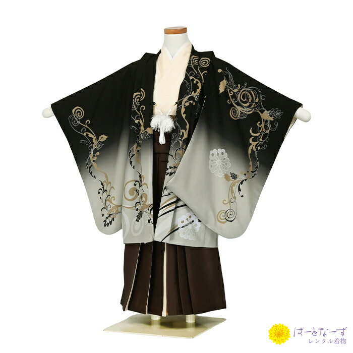 ※ お客様のご覧になっているモニターや環境により、実際の色・質感等が若干異なる場合がございます。ご了承下さい。 ●足袋はプレゼント！返却不要● 【ご予約状況カレンダー】 ご予約は先着順となります。 ご予約状況の反映までに時間がかかる場合がございます。 お急ぎの場合はお電話ください。 &nbsp; 【商品番号】 4AO5156 【セット内容】 羽織・着物（腰紐付き）・袴（角帯付き）・袖なし襦袢（腰紐付き）・羽織紐・扇子・懐剣・御守・草履・サスペンダー・足袋※かんたん着付け仕様です※足袋は返却不要（プレゼント）※小物はこちらでコーディネートさせて頂きます 【サイズ】 対応身長：105cm~115cm 羽織丈：64.0cm 　※お直しをされた場合は必ず到着時の寸法に戻してご返送ください 肩裄：48.0cm 　※お直しをされた場合は必ず到着時の寸法に戻してご返送ください 袴丈：57.0cm 　※サイズ直しはご遠慮下さい。必ず袴の丈をご確認ください 【素材】 化繊 【レンタル期間】 最大3泊4日 ご利用日の翌日17時までに返却発送お願いいたします ※通常は2日前お届けで3泊4日となりますが、前日お届けをご希望の場合は2泊3日となります（レンタル料金は一律）※返却が遅れますと延長料金として追加請求の対象となりますので返却日はお守りください。返却が遅れる場合は必ずご連絡ください。 【ご利用日について】 ※楽天システムによりご利用日が「×」であっても注文を受け付けてしまいますが、ご予約をお取りすることはできません。必ずご利用日が「○」になっていることをご確認の上ご注文ください。カレンダー反映までに少々お時間がかかりますので、その間に先約が入る場合がございます。ご了承ください。 ※ご予約の確定は当ショップからの「【楽天：パートナーズ】ご注文内容のご案内」メールにてお知らせいたします。内容をご確認ください。 【返送方法】 ・専用のダンボールに入れて発送いたします ・ご返却の際も 同じダンボールに入れてご返却ください（必ず同梱の着払い伝票でお送りください） 【注意事項】 ※クリーニングは必要ございません ※次に該当する場合「あんしんパック」の適用はございません 　・袴の裾直し・タバコの焦げ跡など商品として修復不可能な場合 　・故意による著しい汚れ・破損 　・紛失・盗難 ※販売商品ではありません ※上記カレンダーで【ご予約状況】を必ずご確認下さい ◆他の商品はこちらから &nbsp;