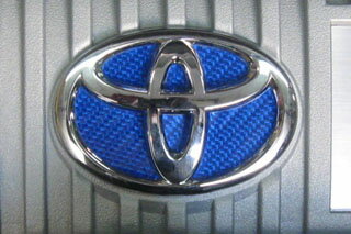 トヨタ プリウス 定形外郵便(追跡番号無し)送料無料 マジカルカーボン エンジンカバーエンブレム マゼラン ZVW30系 プリウス(2009/5～)