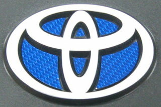 トヨタ カローラフィールダー 定形外郵便(追跡番号無し)送料無料 マジカルカーボン エンジンカバーエンブレム マゼラン ZZE/NZE120系 カローラフィールダー(2004/4～2006/9)