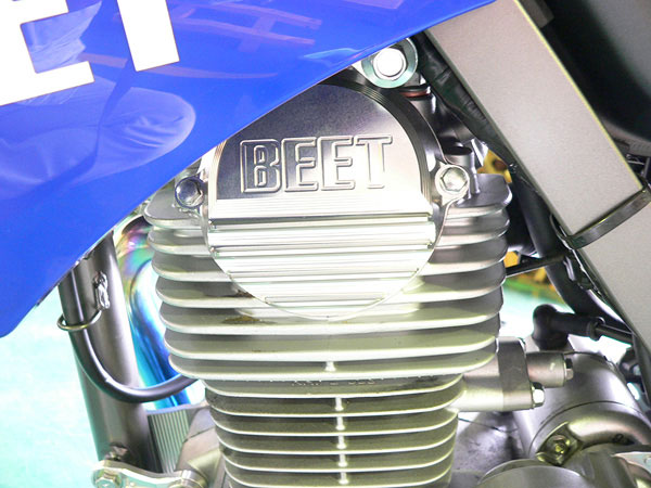 BEET Dトラッカー125/KLX125 '10用　BIG フィンヘッドカバー　シルバー 0419-KA2-09