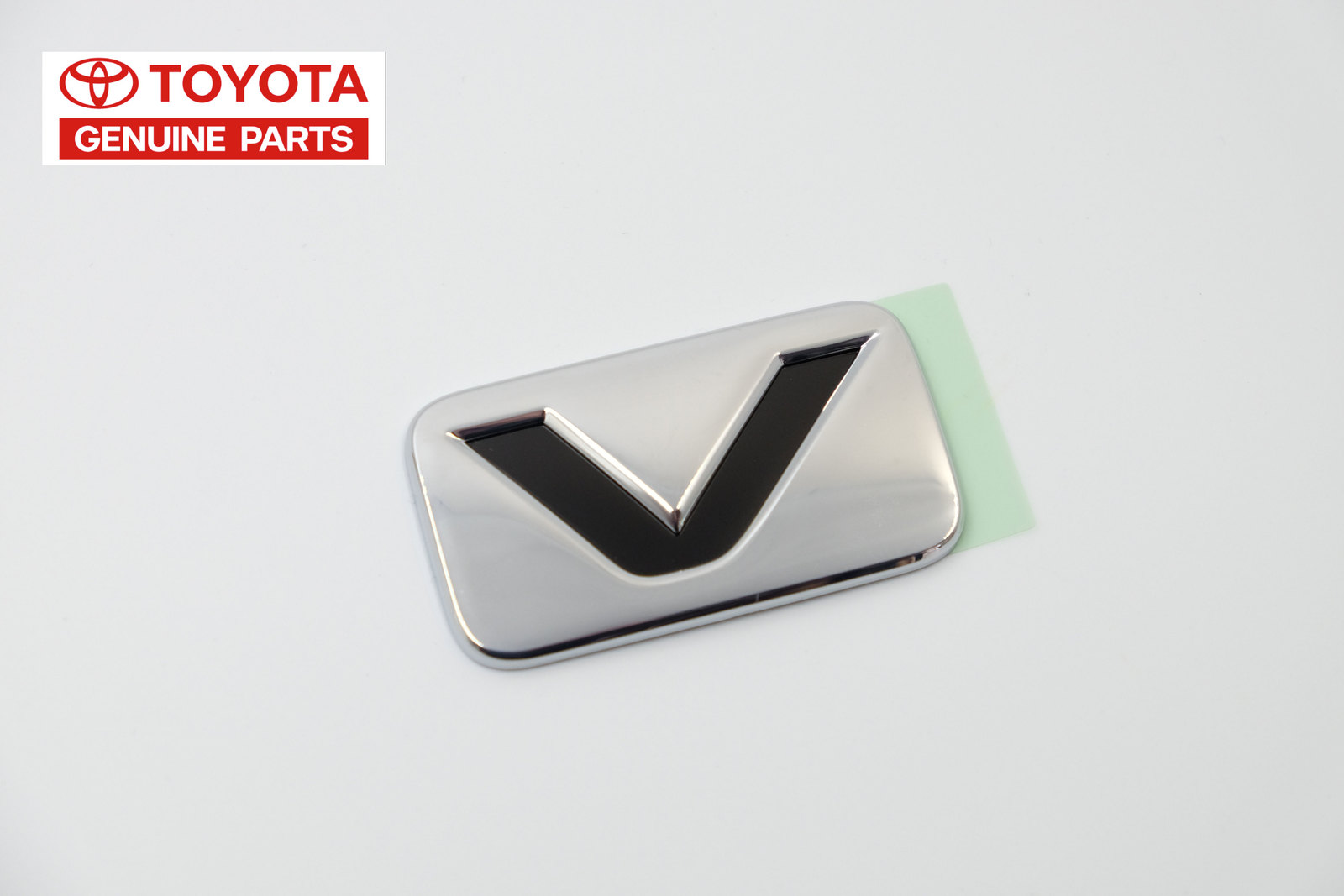 トヨタ TOYOTA 海外 トヨタ純正 輸出仕様 V エンブレム 縦 3.6cm x 横 6.4cm クリックポスト送付