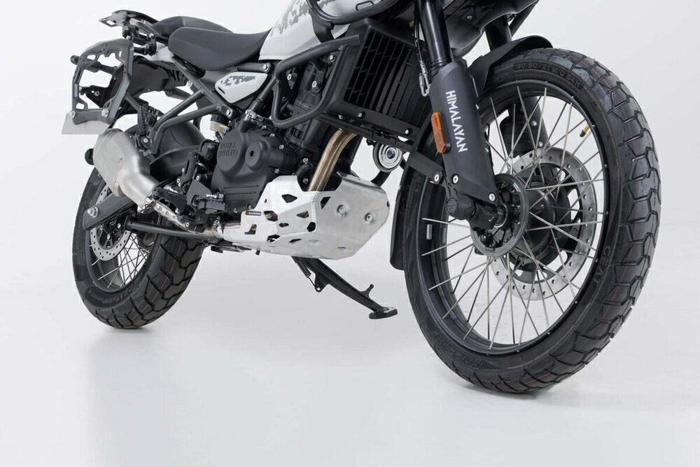 ◆適合車種 ROYAL ENFIELD HIMALAYAN450 '2023 〜 '2023耐久性のあるアルミ製スキッドプレートで、飛び石や衝突による損傷を防ぎます。最先端の生産技術により、モーターサイクルの最低地上高を損なうことなく完璧なフィット感が保証されます。車両フレームのアンカーポイントにしっかりとフィットし、簡単に取り付けることができます。 品番：MSS4162010000/S JANコード：4538792212456 総重量(約)：2.8kg