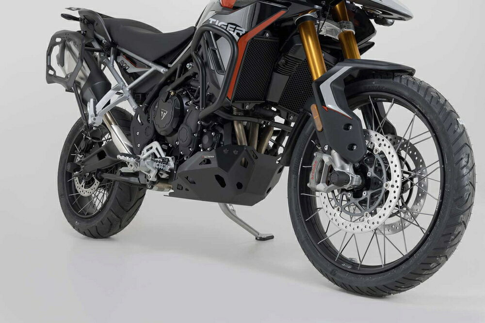 ◆適合車種 TRIUMPH TIGER 900 '2024 〜 '2024 TRIUMPH TIGER 900 RALLY PRO '2024 〜 '2024耐久性のあるアルミ製スキッドプレートで、飛び石や衝突による損傷を防ぎます。最先端の生産技術により、モーターサイクルの最低地上高を損なうことなく完璧なフィット感が保証されます。車両フレームのアンカーポイントにしっかりとフィットし、簡単に取り付けることができます。 品番：MSS1160810000/B JANコード：4538792212425 総重量(約)：3.4kg